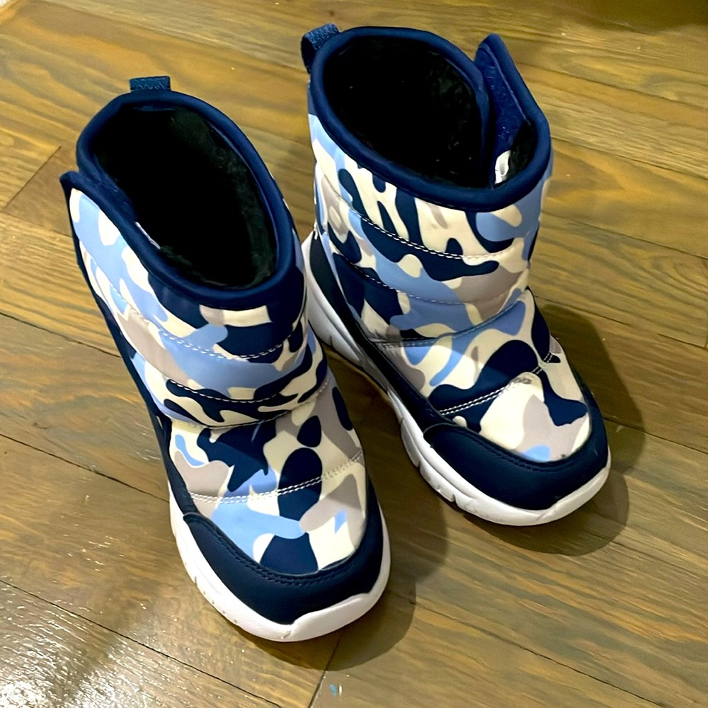 Blue camo 8.5 warm fleece lined hobibear waterproof snow boots - worn once